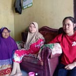 Enung (tengah) bersama anaknya Hanipah (kanan) dan Oom kakak sepupunya Enung (tengah) bersama anaknya Hanipah (kanan) dan Oom kakak sepupunya