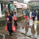 Pengurus DPC PDI Perjuangan Garut mengunjungi Eni janda dhuafa di Desa Sirnajaya Pengurus DPC PDI Perjuangan Garut mengunjungi Eni janda dhuafa di Desa Sirnajaya