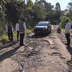 Wakil Bupati Garut, dr. Helmi Budiman, meninjau kondisi jalan di Kecamatan Cihurip, Kabupaten Garut, Rabu (26/04/2023). Wakil Bupati Garut, dr. Helmi Budiman, meninjau kondisi jalan di Kecamatan Cihurip, Kabupaten Garut, Rabu (26/04/2023).