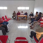 kades Ayi melakukan musyawarah dengan warga kades Ayi melakukan musyawarah dengan warga