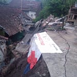Pergeseran tanah akibatkan 2 rumah rusak Pergeseran tanah akibatkan 2 rumah rusak