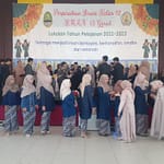 Kepala Sekolah SMA Negeri 15 Garut, Yani Sondani Memberikan Penghargaan Mendali Kelulusan kepada para Siswa, di Gedung Mutiara, Jl.Cipanas kecamatan Tarogong Kaler, Garut Kepala Sekolah SMA Negeri 15 Garut, Yani Sondani Memberikan Penghargaan Mendali Kelulusan kepada para Siswa, di Gedung Mutiara, Jl.Cipanas kecamatan Tarogong Kaler, Garut