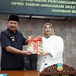 Bupati Garut Sampaikan Jawaban Atas Pandangan Umum Fraksi DPRD Kabupaten Garut Bupati Garut Sampaikan Jawaban Atas Pandangan Umum Fraksi DPRD Kabupaten Garut