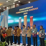 Wabup Garut saat menerima piala PPDB Wabup Garut saat menerima piala PPDB