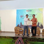 Pemberian hadiah juara 1 lomba fotografi planologi Pemberian hadiah juara 1 lomba fotografi planologi