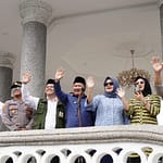 Bupati Garut denganyang lainnya melambaikan tanagan Bupati Garut denganyang lainnya melambaikan tanagan