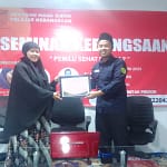 Ketua GMPK DPC Tasik memberikan saetipikat pada narasumber Ketua GMPK DPC Tasik memberikan saetipikat pada narasumber