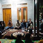 warga berkumpul saat pemilihan ketua RT warga berkumpul saat pemilihan ketua RT