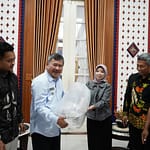 Poto Simbolis Penerimaan Ikan Koi Dari Pemkab Belitar Poto Simbolis Penerimaan Ikan Koi Dari Pemkab Belitar