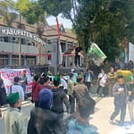 aksi injuk rasa di depan gedung DPRD Garut aksi injuk rasa di depan gedung DPRD Garut