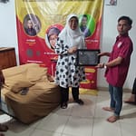 Penyerahan Sertipikat Sebagai Pemateri Oleh Ketua GMPK DPC Cimahi Kepada Dr. Sitti Hikmawawatty S.ST., M.Pd,