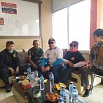 Ketua Pokdarkamtibmas Sektor Bayongbong (dua dari kanan) bersama Camat Bayongbong, Danramil Bayongbong dan tokoh masyarakat, dalam acara peringatan Hari Sumpah Pemuda yang digelar KNPI DPK Bayongbong, Minggu 29 Oktober 2023 Ketua Pokdarkamtibmas Sektor Bayongbong (dua dari kanan) bersama Camat Bayongbong, Danramil Bayongbong dan tokoh masyarakat, dalam acara peringatan Hari Sumpah Pemuda yang digelar KNPI DPK Bayongbong, Minggu 29 Oktober 2023