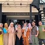Kang Nur (satu dari kanan) foto bersama dengan pengunjung di Kedai Menak Kang Nur Kang Nur (satu dari kanan) foto bersama dengan pengunjung di Kedai Menak Kang Nur