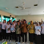 Wabup Garut bersama Disdukcapil Garut menyerahkan KTP El secara simbolis kepada Darul Arqam Garut Wabup Garut bersama Disdukcapil Garut menyerahkan KTP El secara simbolis kepada Darul Arqam Garut