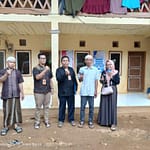 FOTO BERSAMA DINAS KOPERASI DENGAN PEMILIK SABUN DM