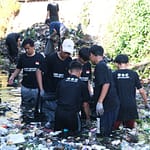 Pemuda Garut Berseka Sedang Membersihkan Sampah Di sungai Citamang