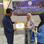 Pemberian Penghargaan Kepada Bie-bie Bagja Sebagai Donatur Oleh Wakli Bupati Garut