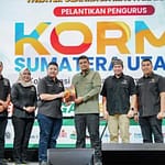 penulis buku dan Bobby Nasution menunjukkan buku yang diterbitkan CV Firaz Media penulis buku dan Bobby Nasution menunjukkan buku yang diterbitkan CV Firaz Media