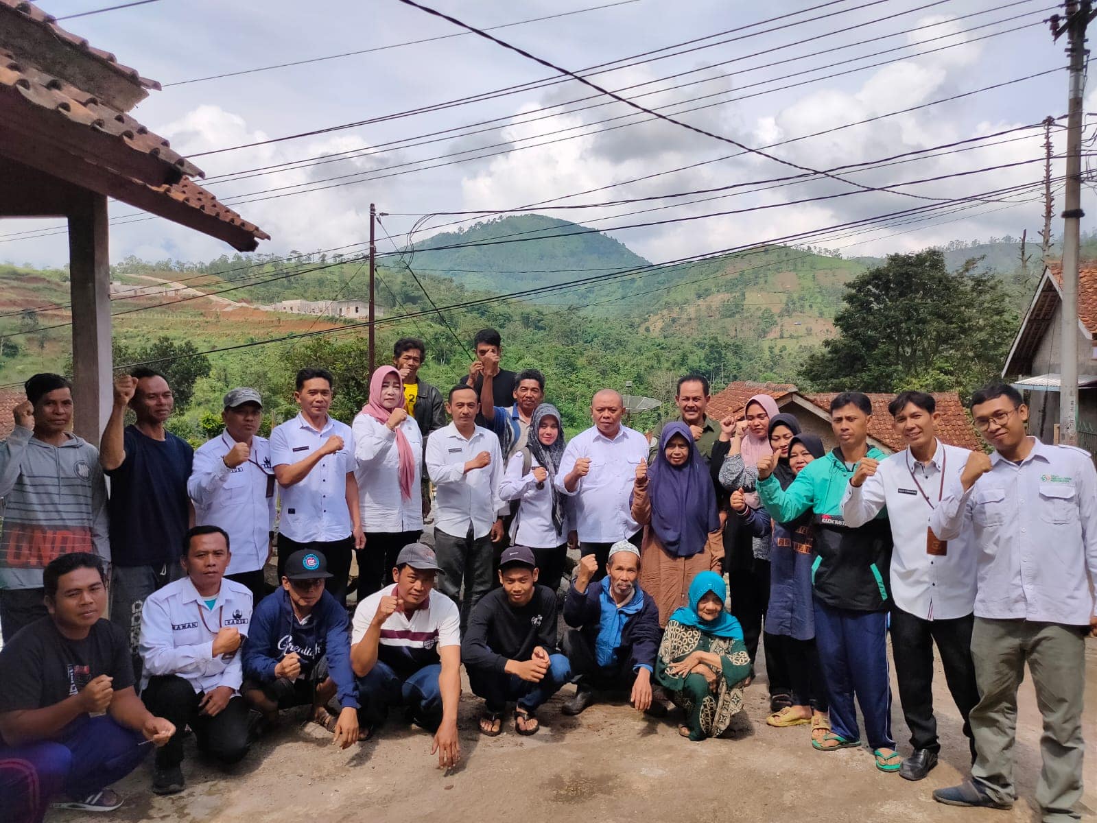 Disbun Jabar Bersama Distan Garut Ajari Petani Garut Membuat Pupuk Organik