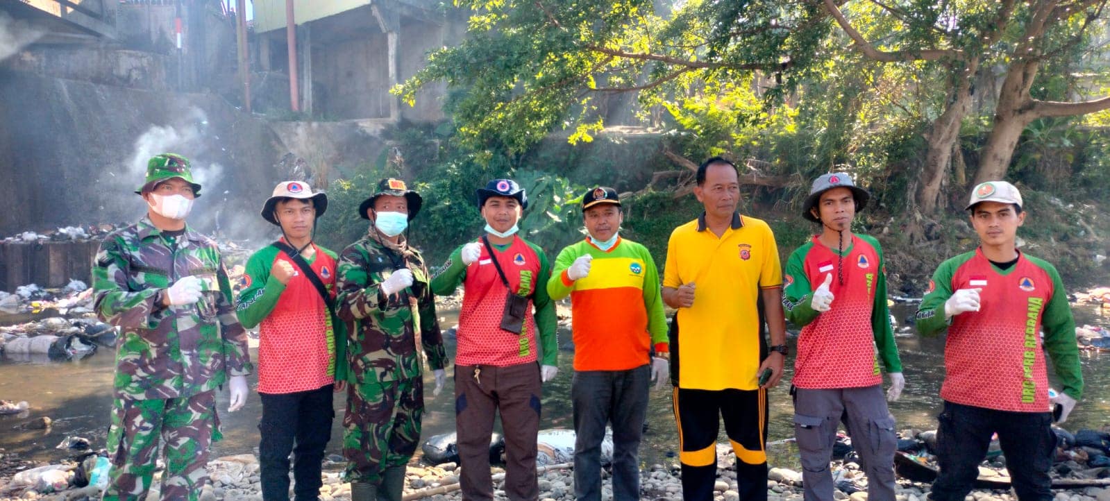 Sesi Poto bersama diacara Mitigasi pembersihan sampah Sesi Poto bersama diacara Mitigasi pembersihan sampah
