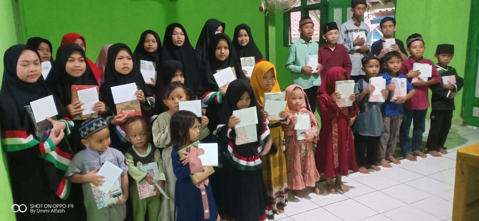 Para Santi dan Santri wati Masjid Al-Hikmah Para Santi dan Santri wati Masjid Al-Hikmah