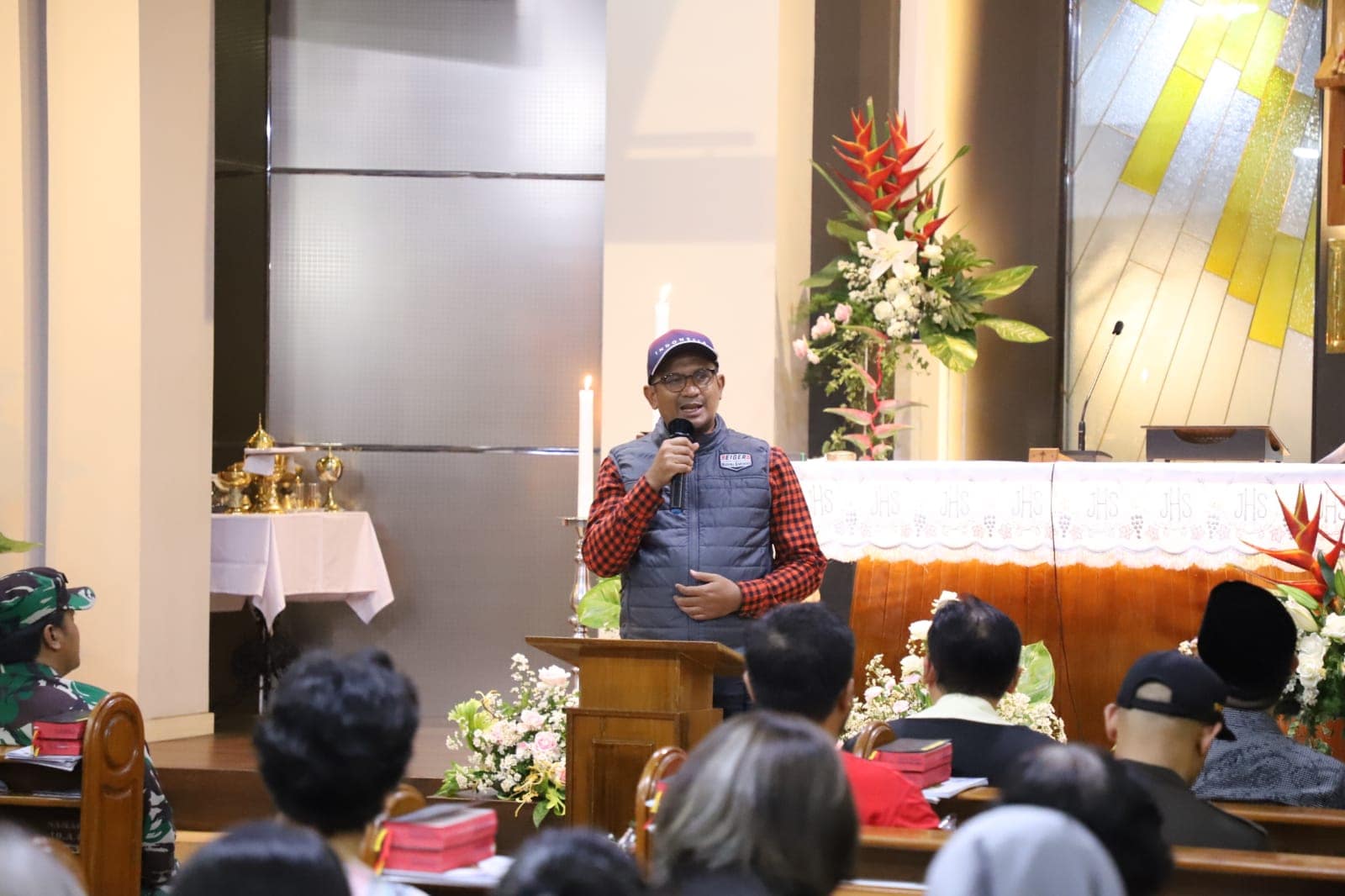 Helmi Budiman Wakil Bupati Garut saat memberikan sambutan di gereja yang dikunjunginya pada misa malam Natal (ist) Helmi Budiman Wakil Bupati Garut saat memberikan sambutan di gereja yang dikunjunginya pada misa malam Natal (ist)