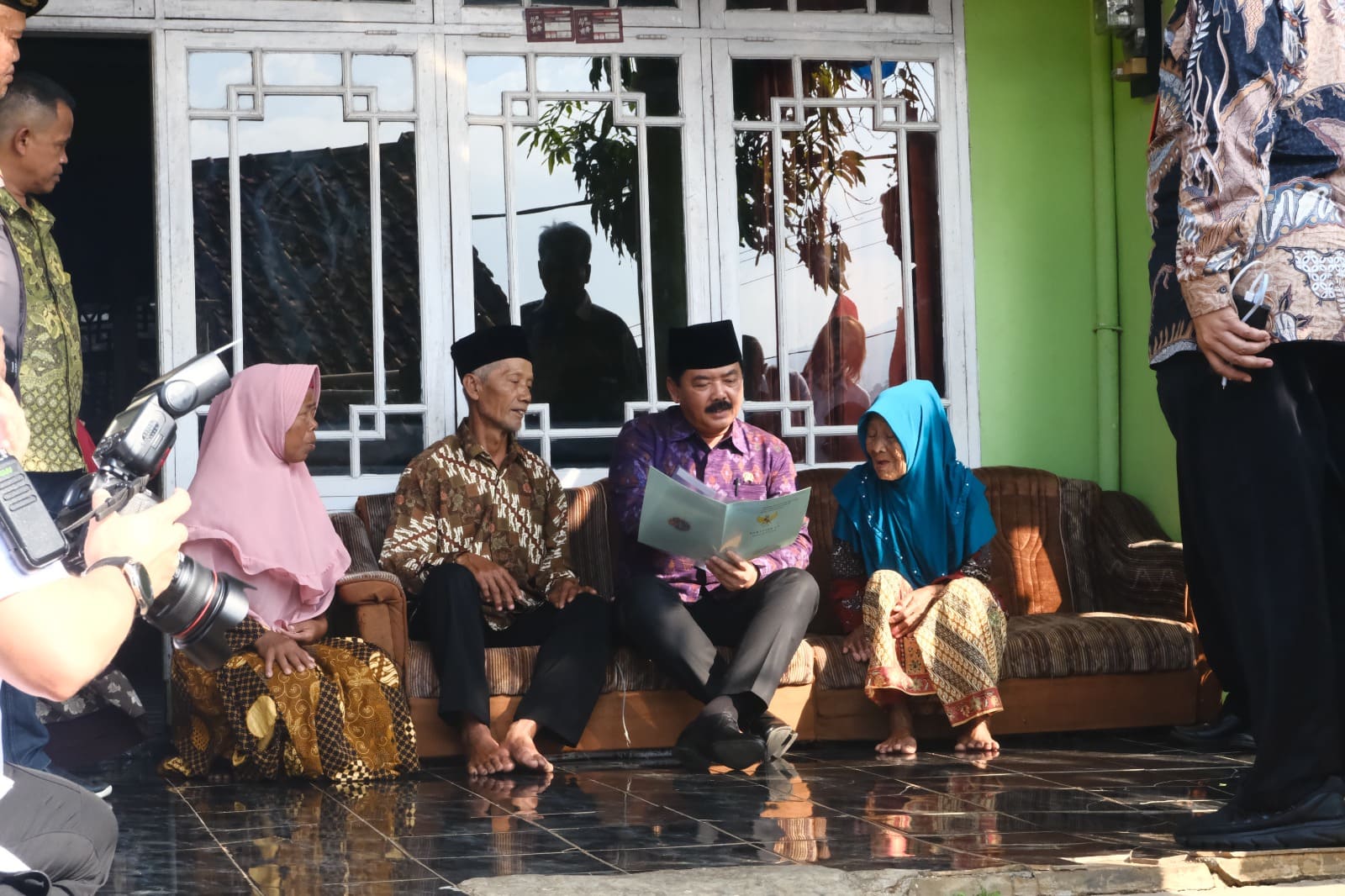 Menteri ATR/ BPN, Hadi Tjahjanto, saat membagikan Sertipikat tanah