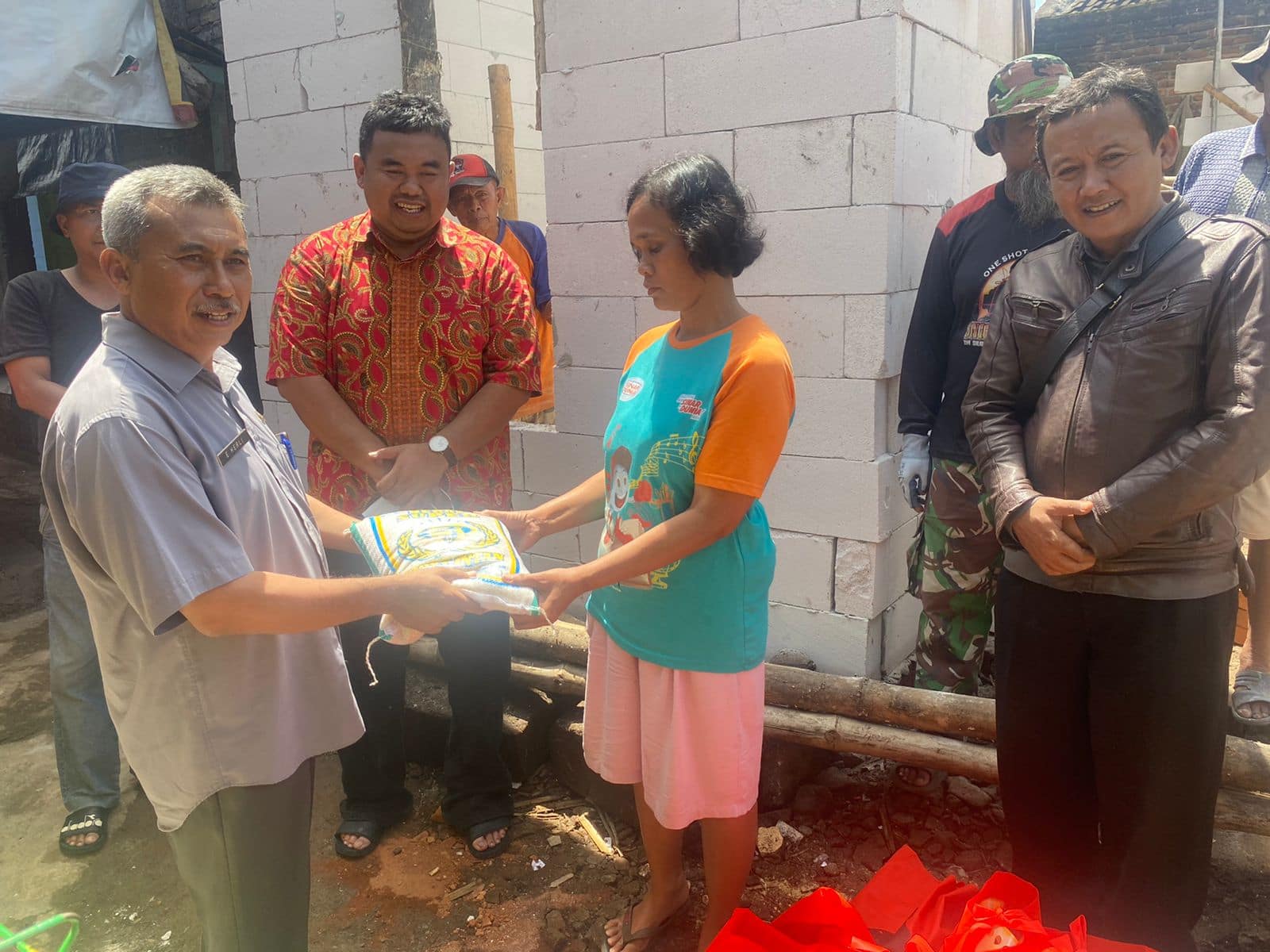 Ketua DPC PDI Perjuangan Garut Yudha Puja Turnawan, bersama Dinas Sosial Kabupaten Garut mengunjungi rumah janda di Desa Leuwigoong yang dibangun secara swadaya oleh warga setempat. Ketua DPC PDI Perjuangan Garut Yudha Puja Turnawan, bersama Dinas Sosial Kabupaten Garut mengunjungi rumah janda di Desa Leuwigoong yang dibangun secara swadaya oleh warga setempat.
