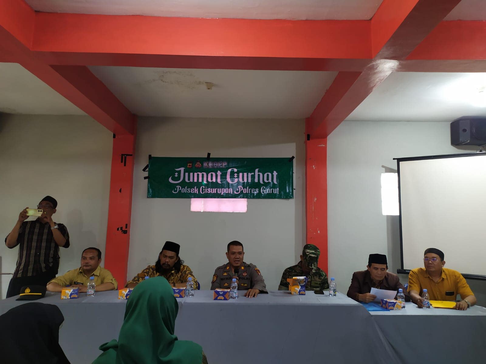 Kapolsek Cisurupan membuka acara Jumat Curhat di Desa Tambakbaya Kapolsek Cisurupan membuka acara Jumat Curhat di Desa Tambakbaya