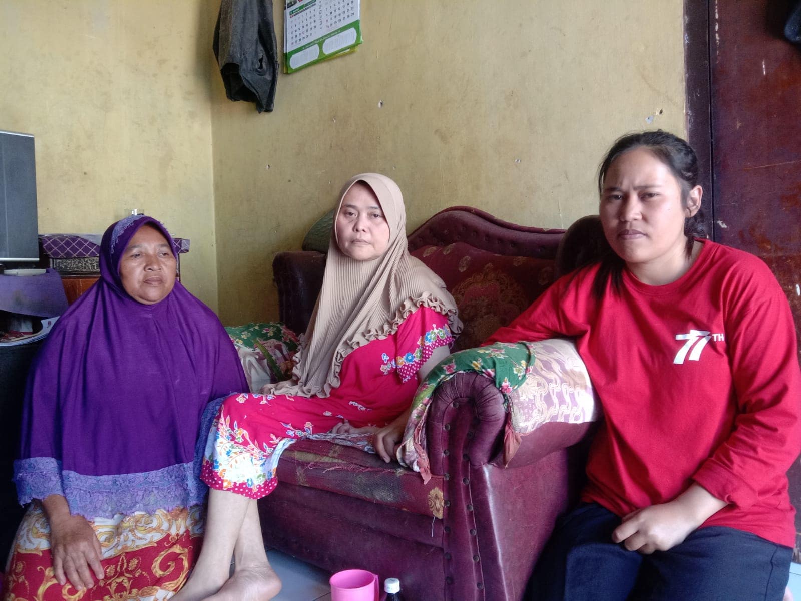 Enung (tengah) bersama anaknya Hanipah (kanan) dan Oom kakak sepupunya