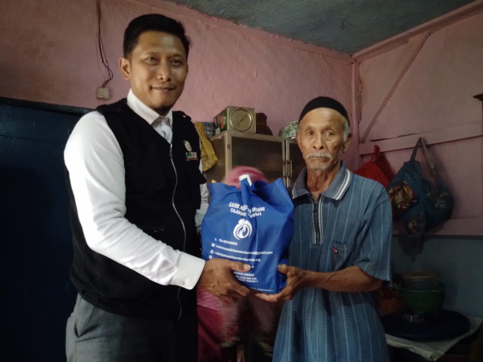 Lembaga Amil Zakat, Infaq dan Shodaqoh (Lazis) Muzaki Taawanul Ummah mendistribusikan zakat fitrah