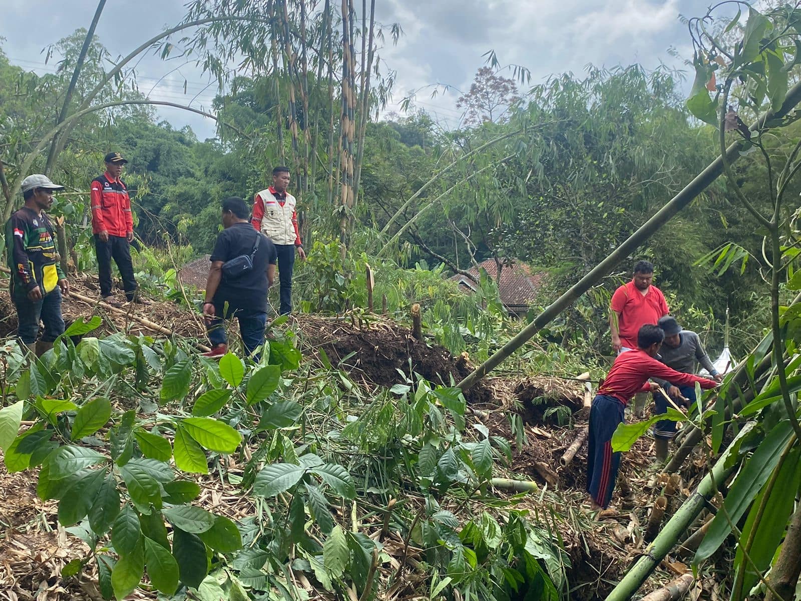 Peninjauan Lokasi Bencana Di Kampung Cipulus. Peninjauan Lokasi Bencana Di Kampung Cipulus.