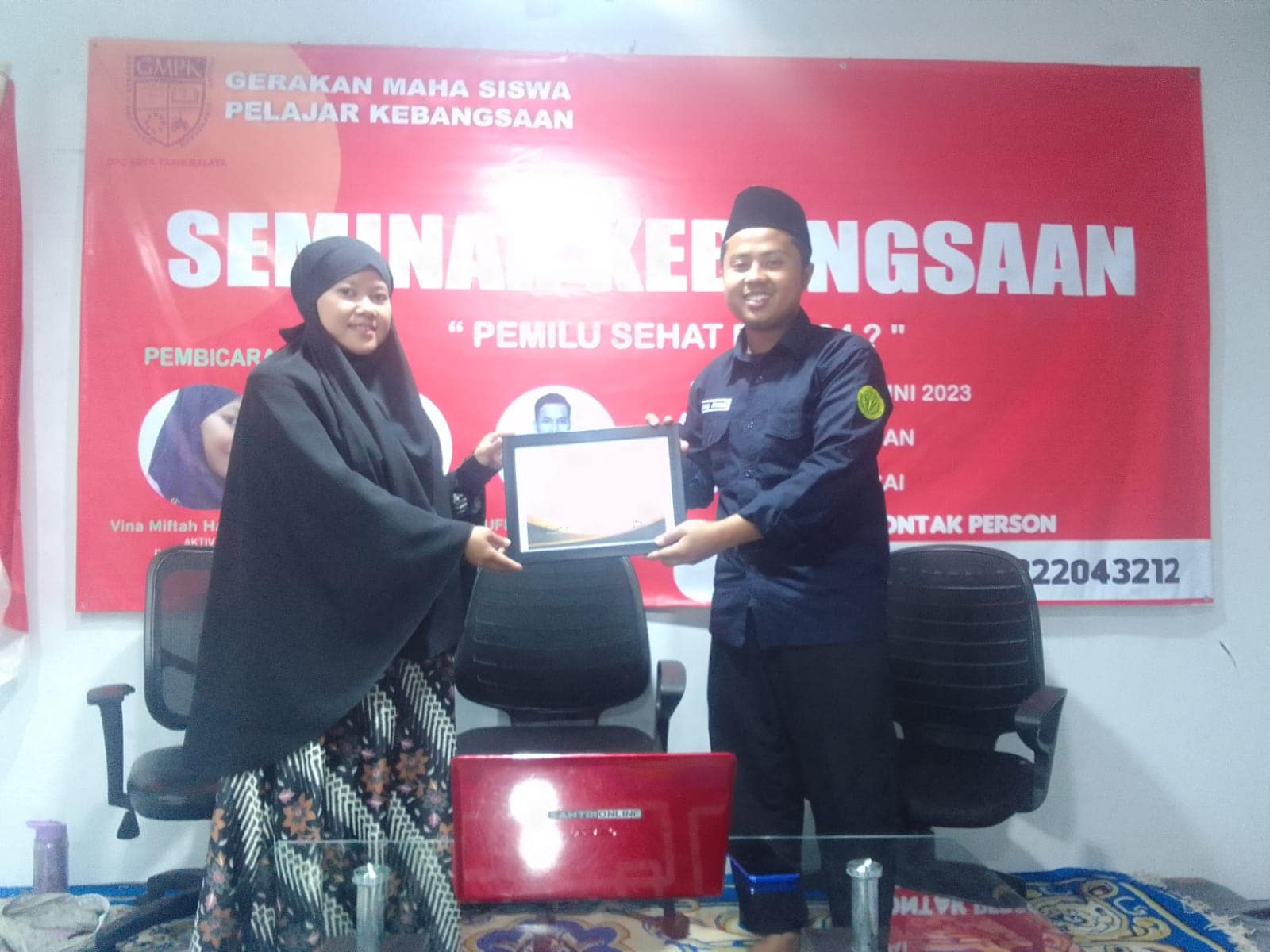 Ketua GMPK DPC Tasik memberikan saetipikat pada narasumber