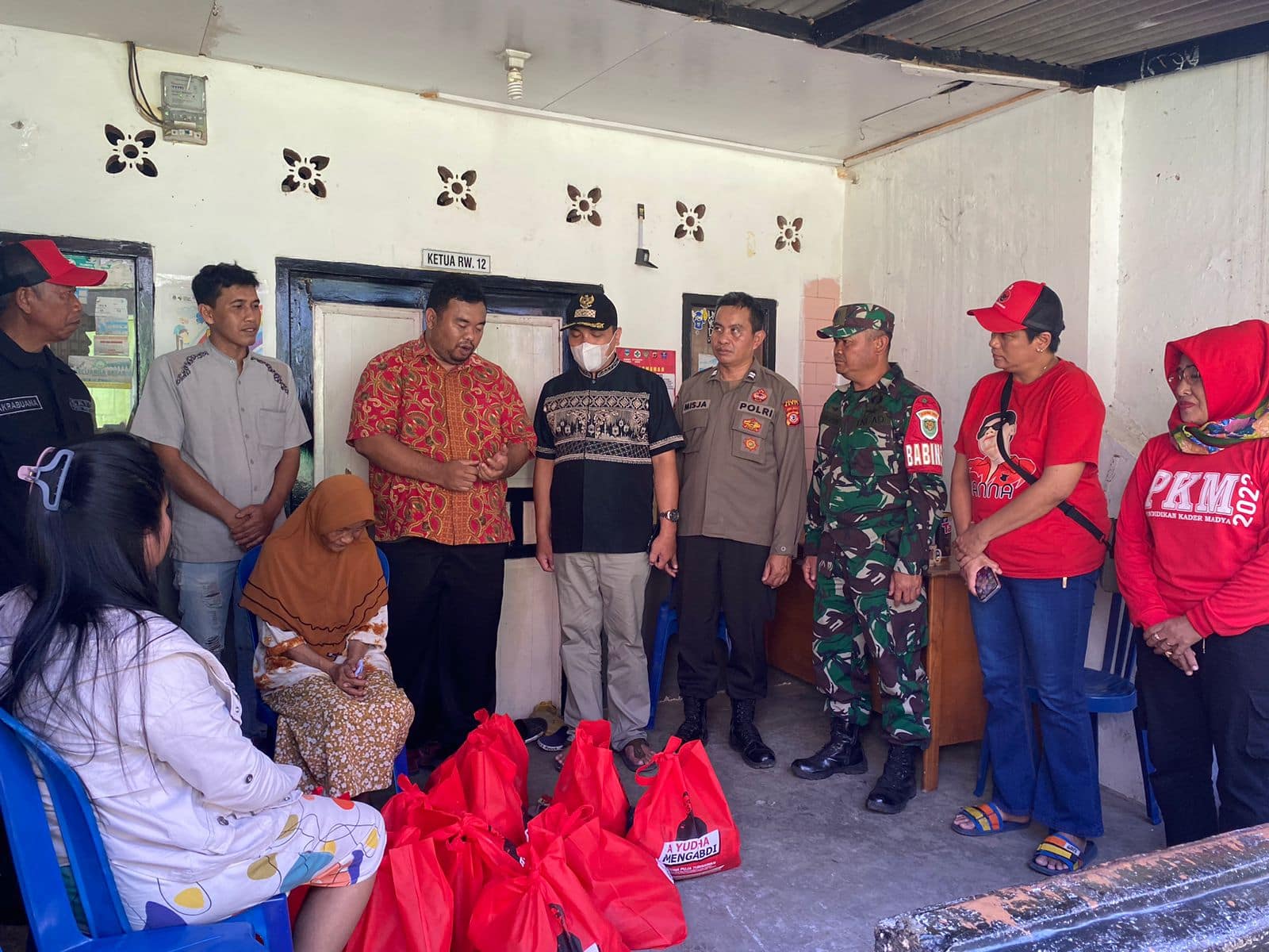 Yuda Puja Turnawa Memberikan santunan ke waerga yang terken musibah