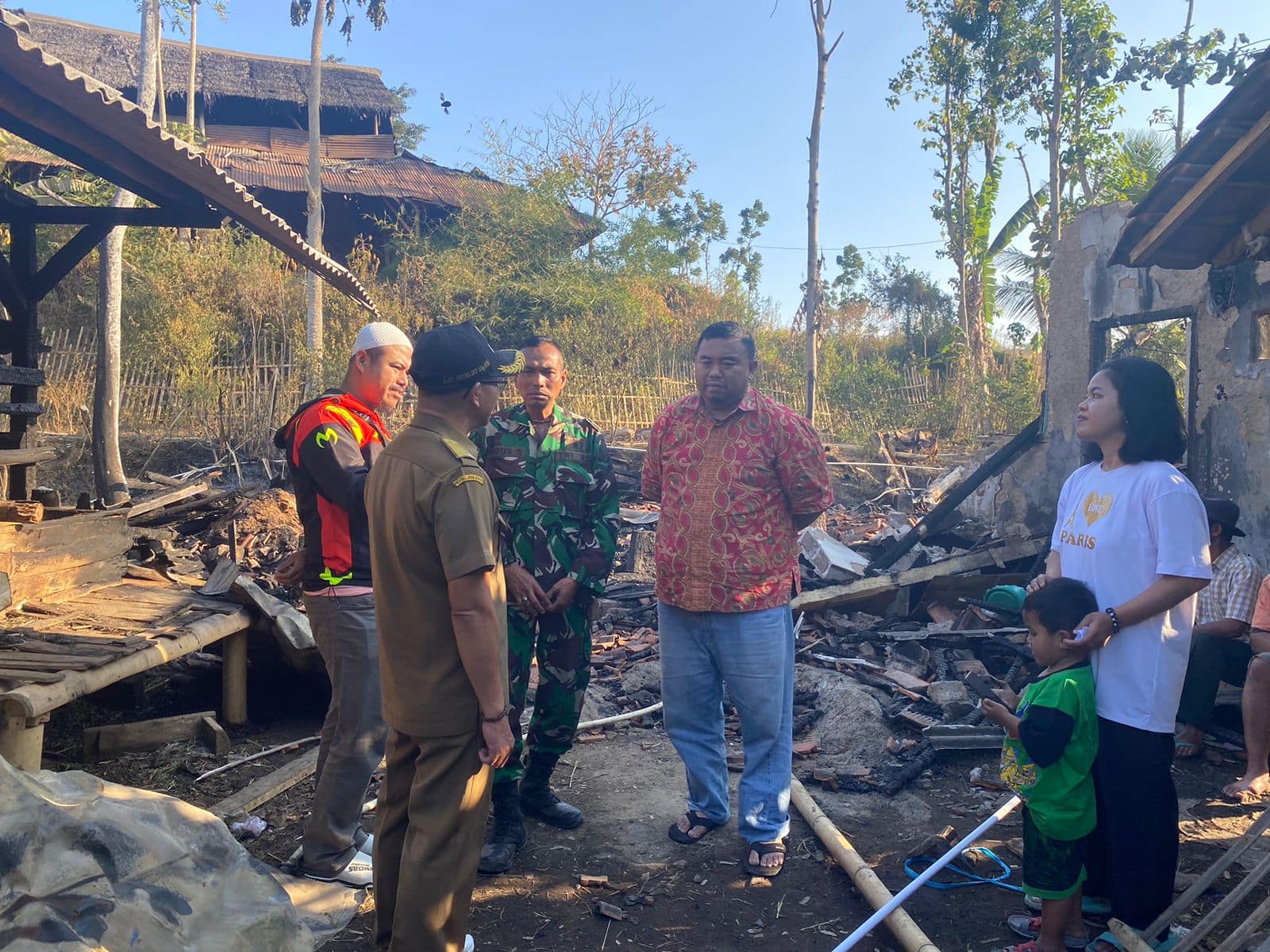Yudha bersama kades, Babinsa dan kader PDI Perjuangan PAC Karangpawitan mengunjungi rumah Asep Yudha bersama kades, Babinsa dan kader PDI Perjuangan PAC Karangpawitan mengunjungi rumah Asep