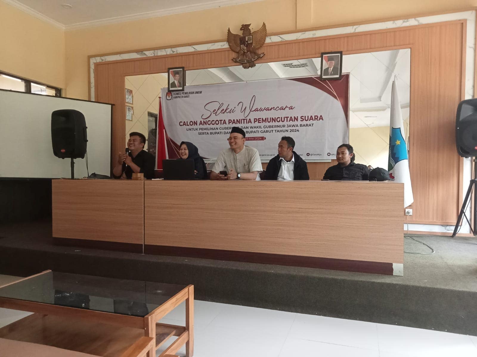Poto PPK Kecamatan Pakenjeng saat melakukan wawancara calon PPS sekecamatan Pakenjeng