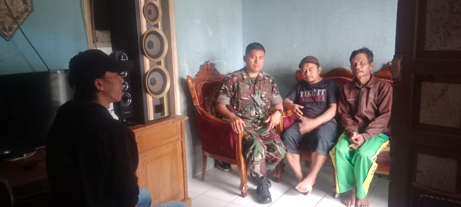Babinsa Sukagalih bersama Bhabinkamtibmas, dan Lurah, berunding untuk memulangkan Sendi