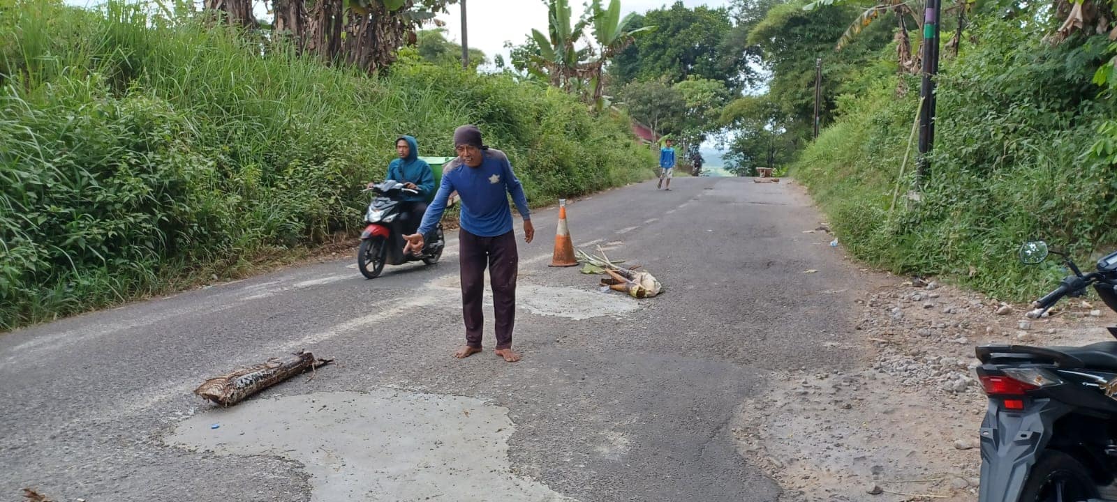 Warga Desa Sukalilah, Kecamatan Cibatu Kabupaten Garut menambal lubang di jalan kabupaten pakai semen Warga Desa Sukalilah, Kecamatan Cibatu Kabupaten Garut menambal lubang di jalan kabupaten pakai semen
