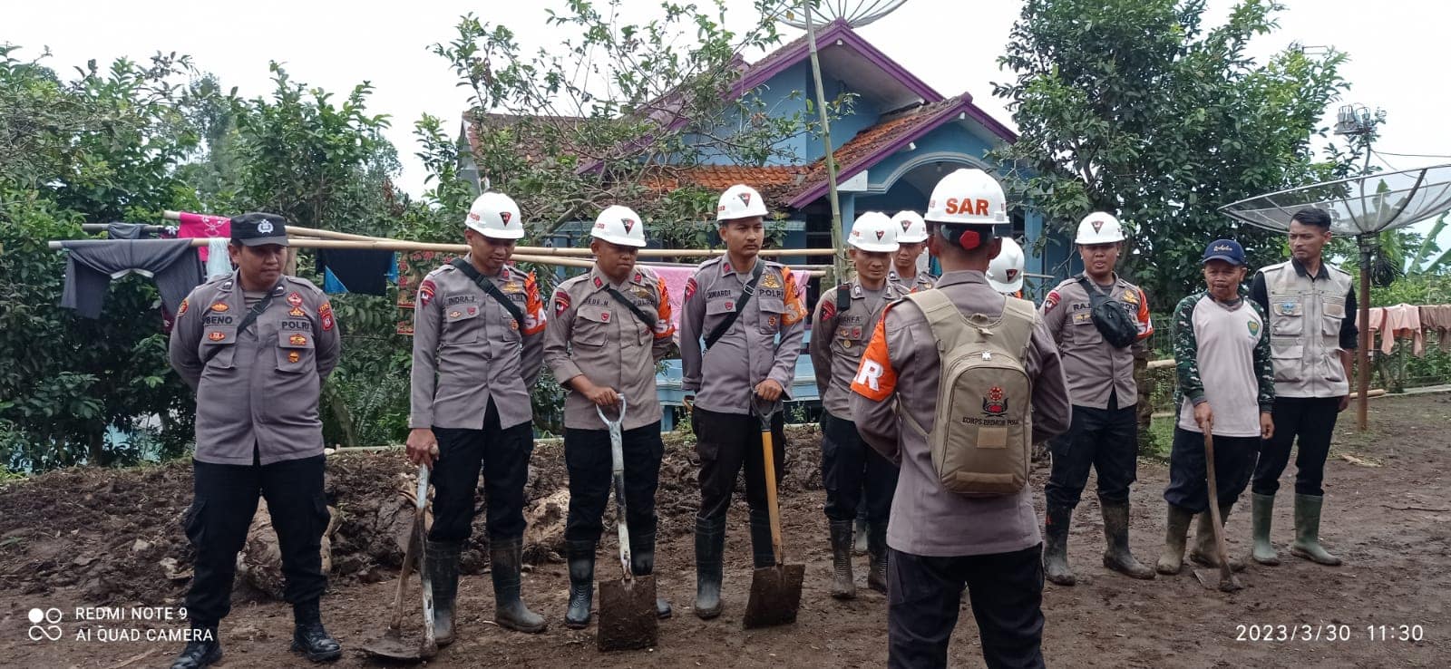 Tim SAR Brimob bersama personel Polsek Bayongbong bantu bersihkan rumah warga yang diterjang longsor
