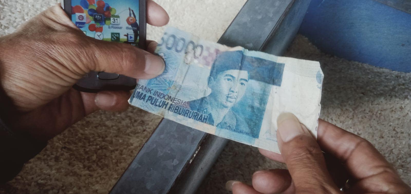 Pedagang pasar Guntur Ciawitali, menunjukkan uang palsu Pedagang pasar Guntur Ciawitali, menunjukkan uang palsu