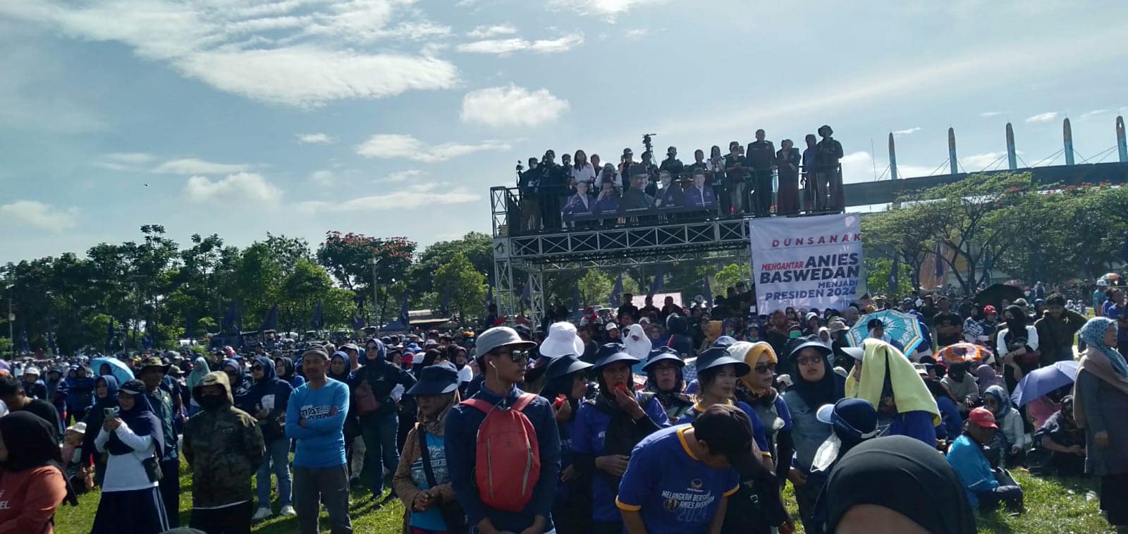 Ribuan massa memadati stadion Si Jalak Harupat Kabupaten Bandung dalam acara jalan sehat bersama Anies Baswedan