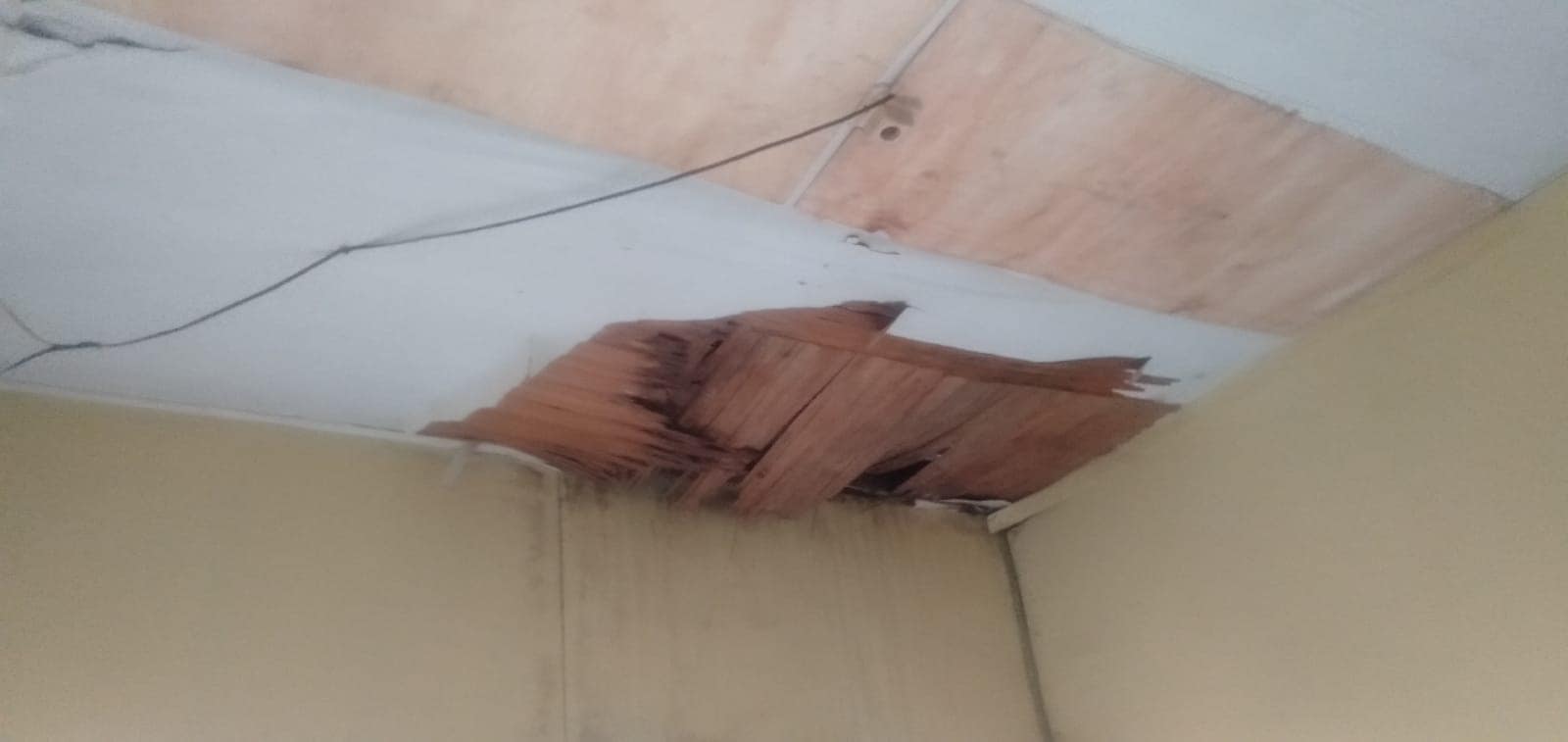 Plafon kantor Korwil Pendidikan Pamulihan bolong-bolong Plafon kantor Korwil Pendidikan Pamulihan bolong-bolong