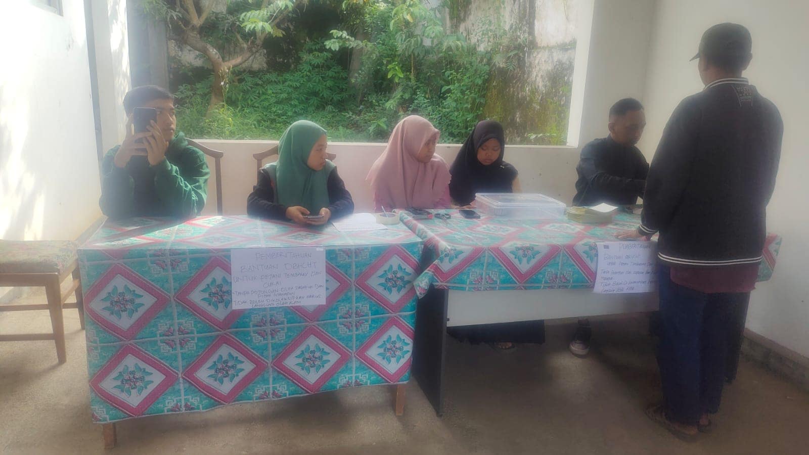 Petani tembakau di Kabupaten Garut mendapatkan bantuan uang tunai yang bersumber dari DBHCT Petani tembakau di Kabupaten Garut mendapatkan bantuan uang tunai yang bersumber dari DBHCT