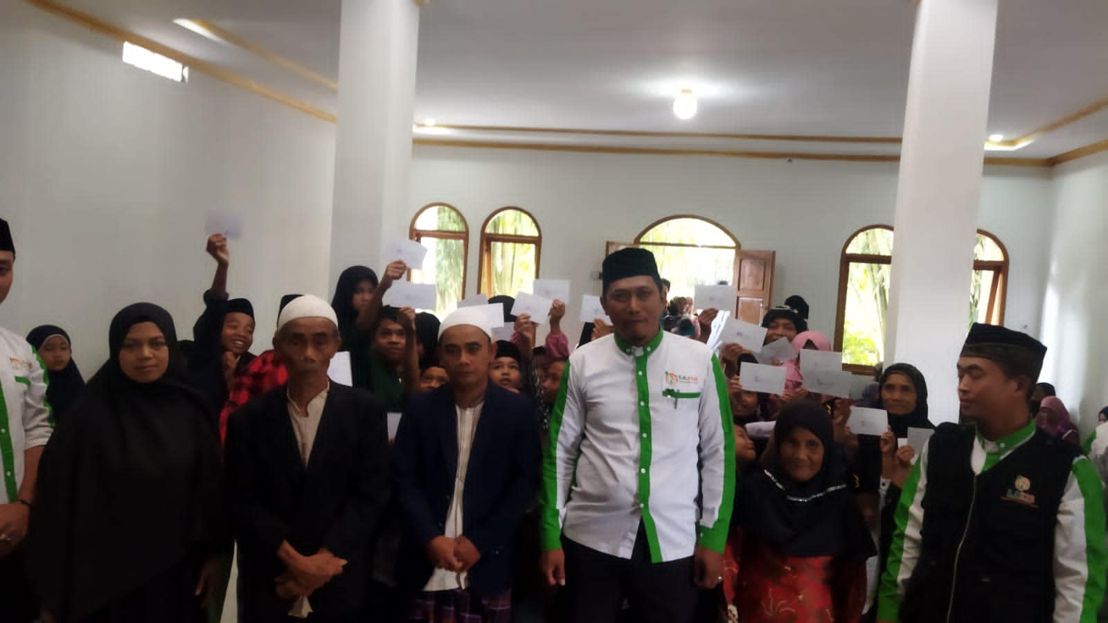 Lazis Muzaki Taawanul Ummah menyarahkan wakaf sumur bor dan melakukan santunan uang tunai juga sembako