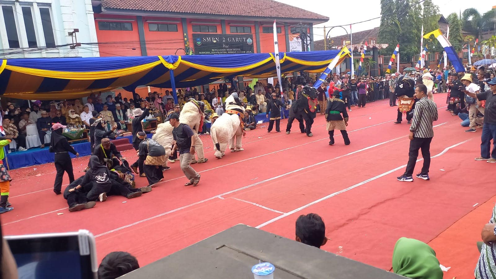 Sejumlah ragam seni budaya ditampilkan Dewan Kesenian Garut (DKG) untuk memeriahkan Hari Jadi Garut Sejumlah ragam seni budaya ditampilkan Dewan Kesenian Garut (DKG) untuk memeriahkan Hari Jadi Garut