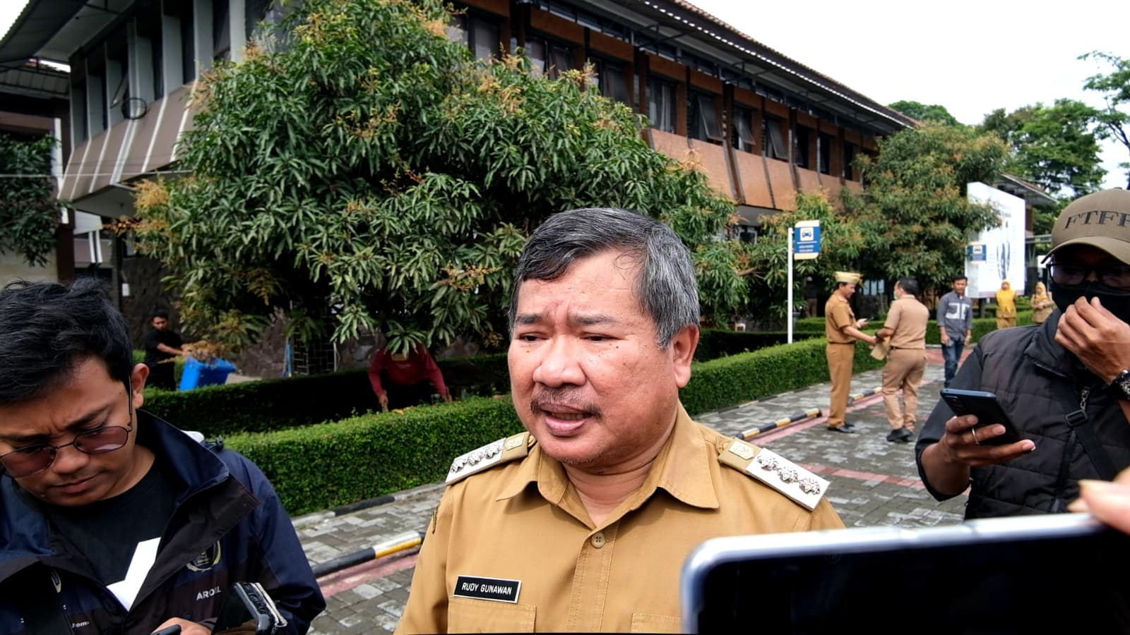 Bupati Garut Rudy Gunawan mengimbau masyarakat beli gas 3 kg di pangkalan Bupati Garut Rudy Gunawan mengimbau masyarakat beli gas 3 kg di pangkalan