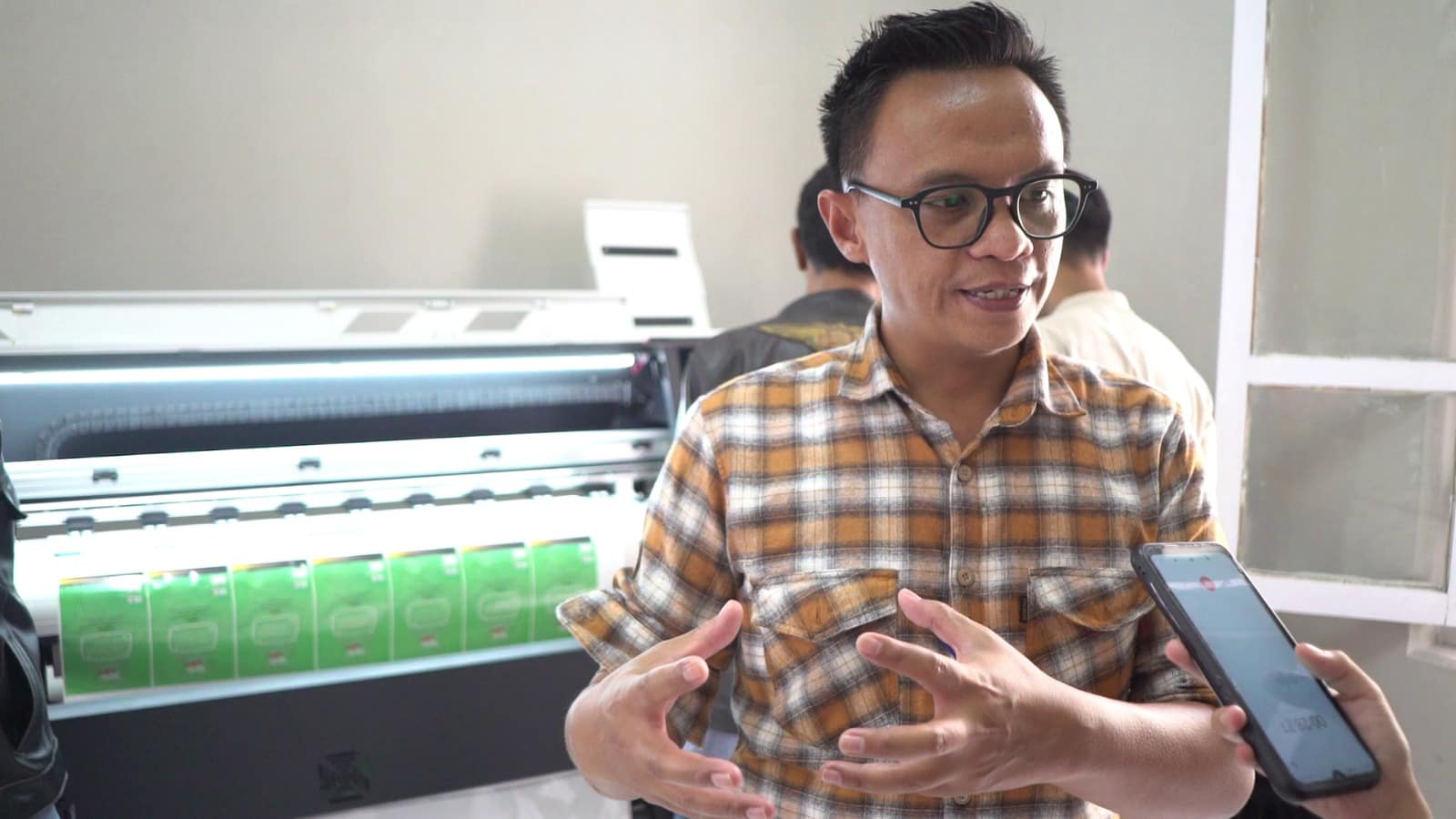 keterangan foto:Kepala Bidang Pengembangan Usaha Koperasi dan Usaha Mikro Diskop UKM Garut, Yadi Arriyadi, memberikan keterangan terkait Garut Packaging House di Gedung GPH, Jalan Ahmad Yani, Kecamatan Garut Kota, Kabupaten Garut, Jum'at (Foto : Muhamad Azi Zulhakim/Diskominfo Garut).