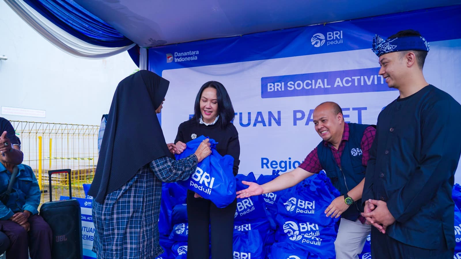 BRI Region 9 berbagi sembako di Braga BRI Region 9 berbagi sembako di Braga