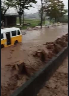 Jalan raya Bayongbong diterjang banjir Jalan raya Bayongbong diterjang banjir