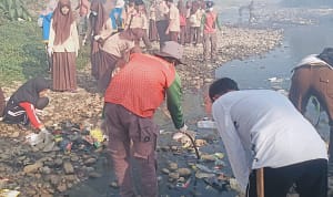 Rebana Sedang Bersihkan Sampah Bersama Pelajar di Desa Paas